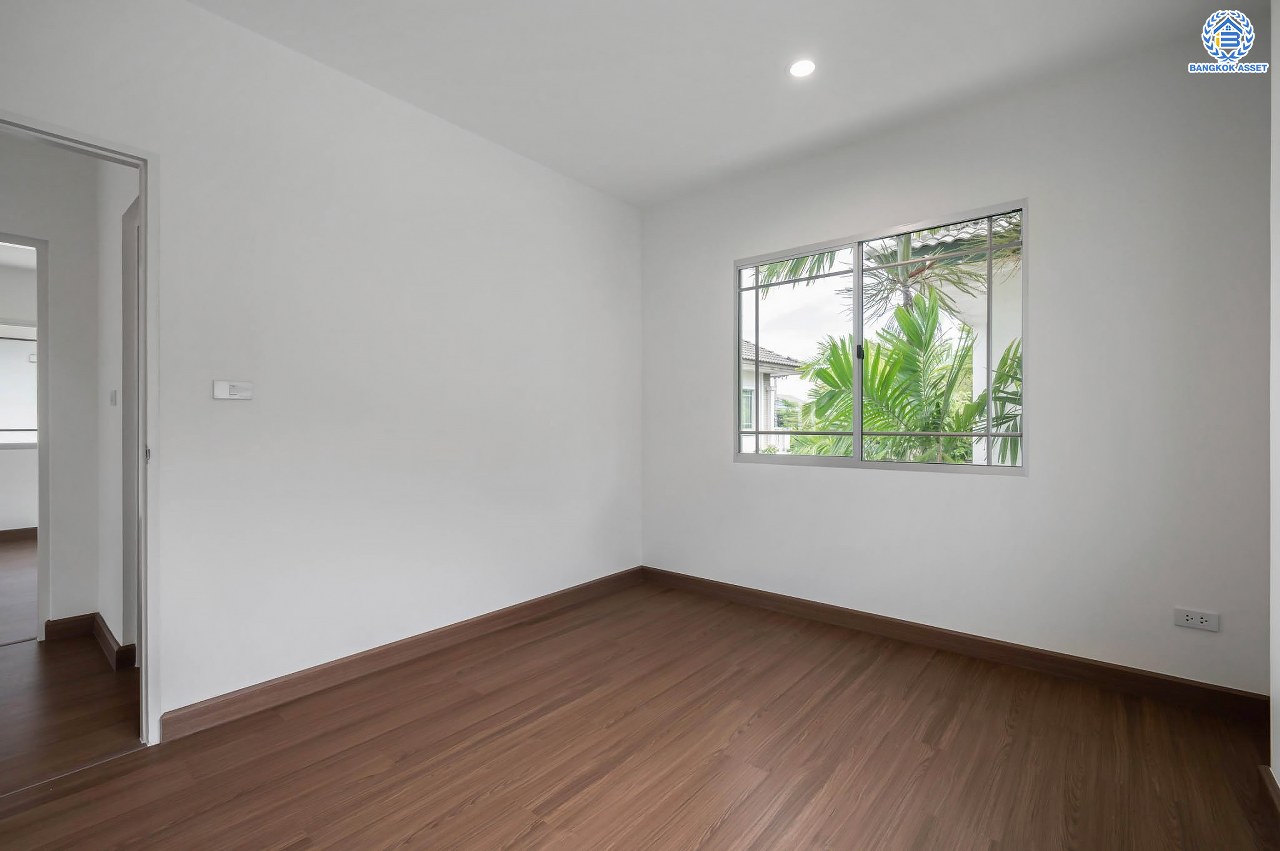 บ้านมือสองตกแต่งใหม่ แบรนด์สุดหรู L&H โครงการ มัณฑนา แจ้งวัฒนะ-ราชพฤกษ์ เนื้อที่ 57.9 ตร.ว. ฟังก์ชัน 3 ห้องนอน 3 ห้องน้ำ จอดรถได้ 2 คัน ทำเลเดินทางเข้า-ออกเมืองสะดวก เชื่อมต่อถนนชัยพฤกษ์แจ้งวัฒนะ ถนนราชพฤกษ์ ใกล้รถไฟฟ้าสายสีชมพู "สถานีปากเกร็ด" ใกล้ "โรบินสันไลฟ์สไตล์"